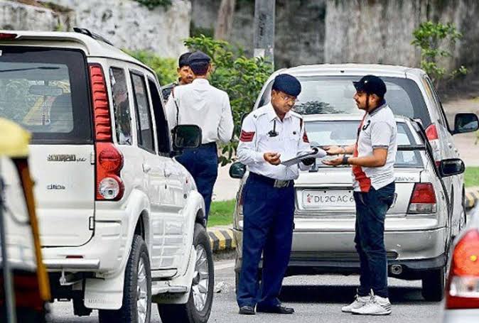 Uttar Pradesh: अब किसी के घर के सामने गाड़ी पार्क  करना पड़ेगा महंगा, एक कॉल पर कटेगा चालान,  पुलिस ने जारी किये हेल्पलाइन नंबर